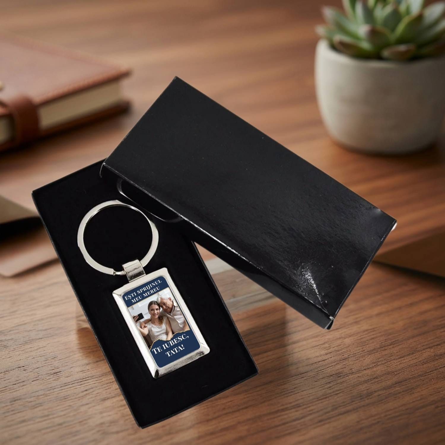 breloc-personalizat-pentru-tata-in-cutie-cadou Breloc personalizat pentru Tata ambalat în cutie neagră, gata de oferit cadou