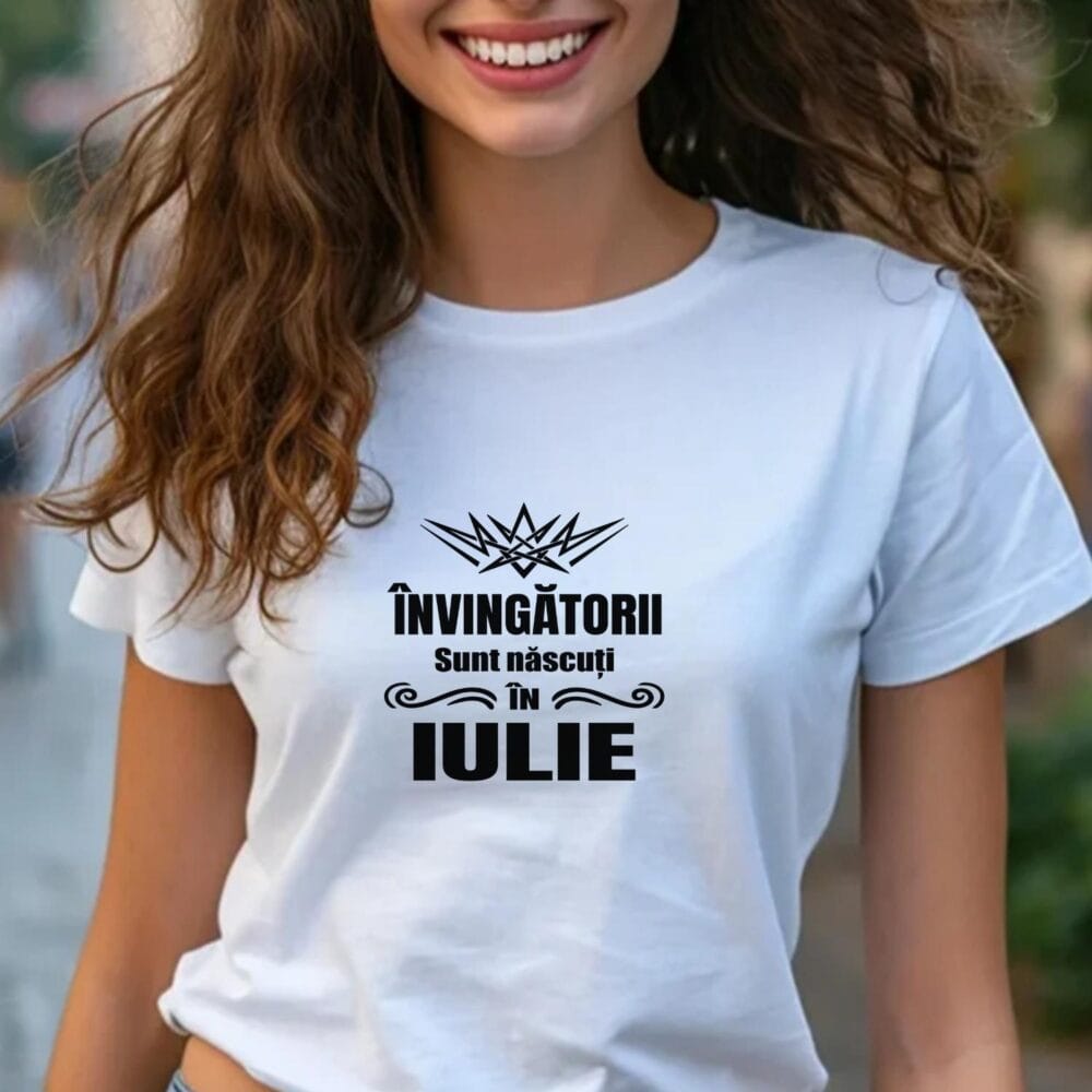 Tricou unisex Învingătorii sunt născuți în Iulie, mockup femeie pe tricou alb