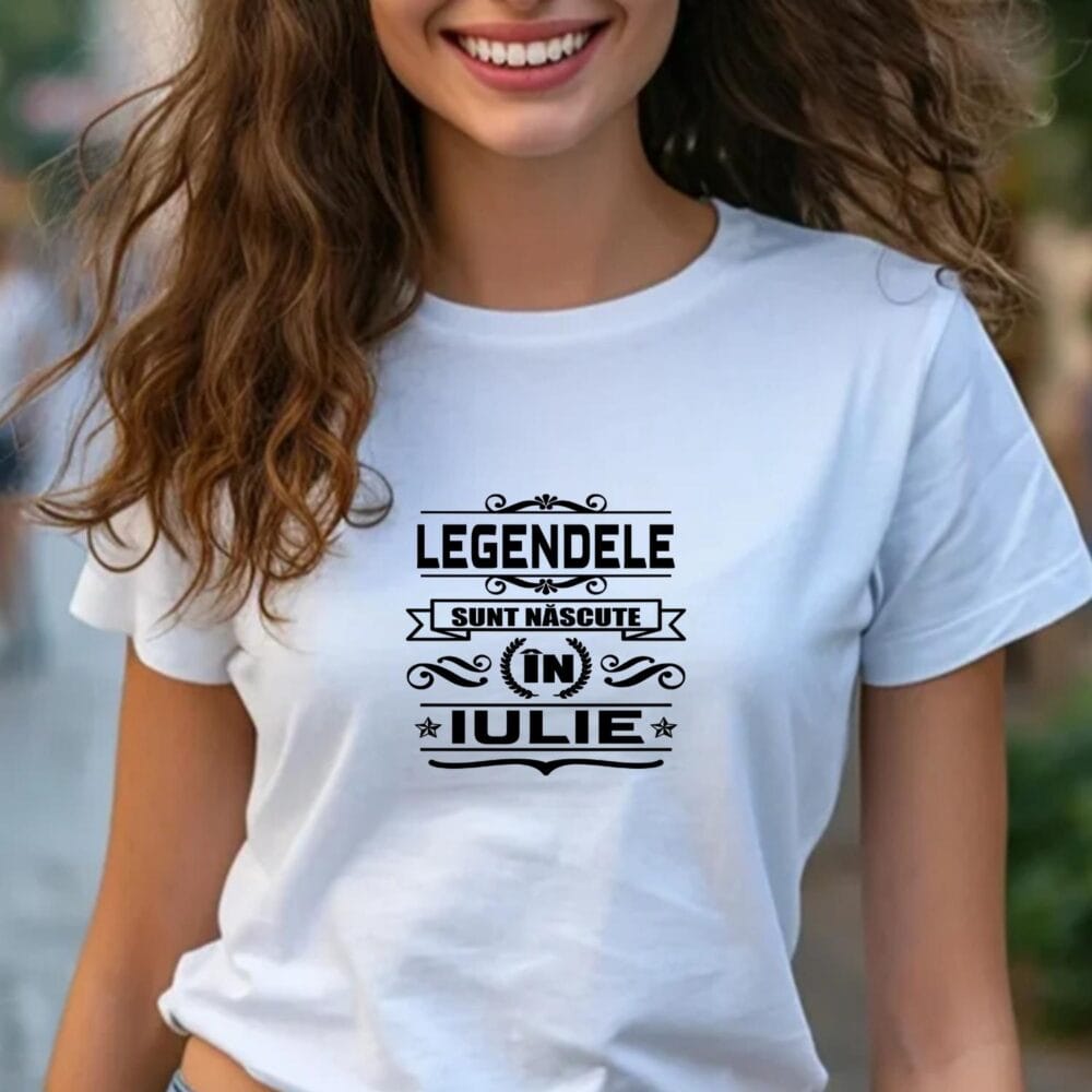 Tricou aniversar unisex Legendele sunt născute în Iulie, mockup femeie pe tricou alb