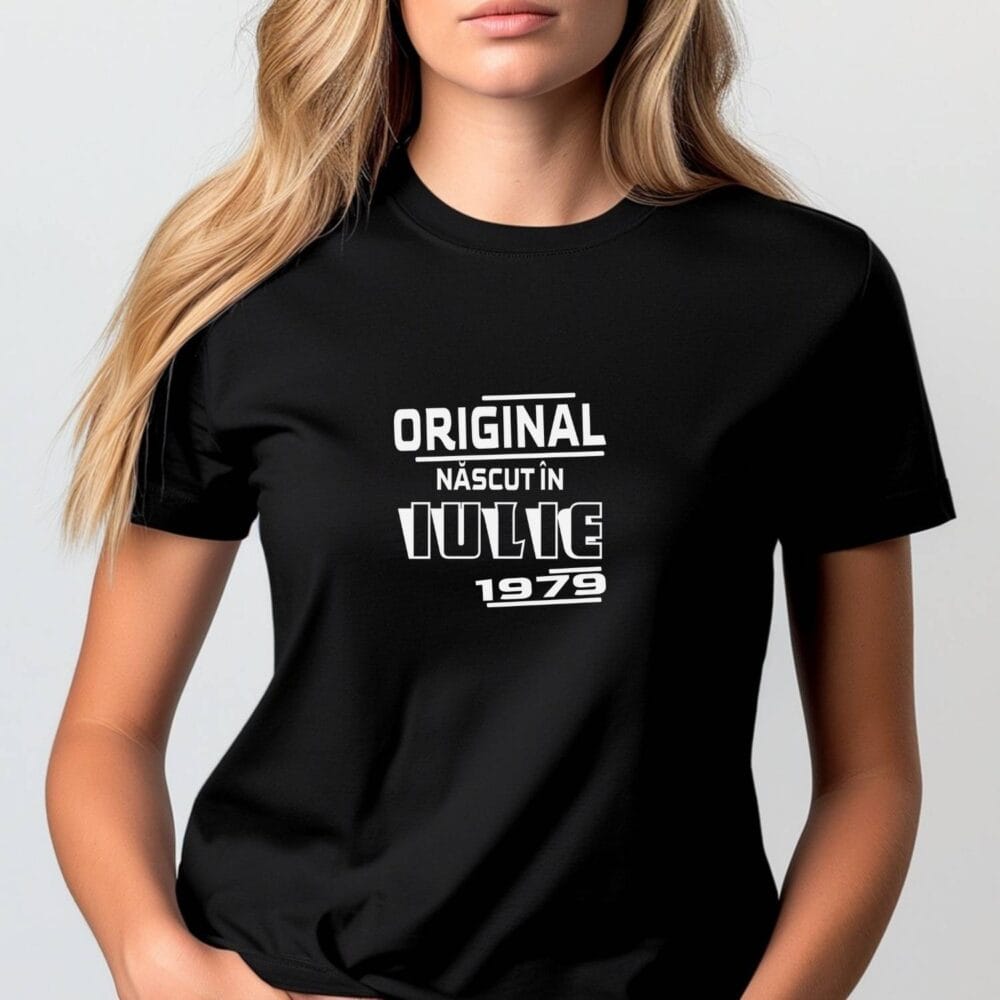 Tricou personalizat Original născut în Iulie 1979, mockup femeie pe tricou negru