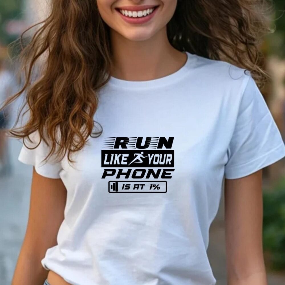 Tricou Run Like Your Phone Is at 1%, cadou funny pentru alergătoare pe tricou alb