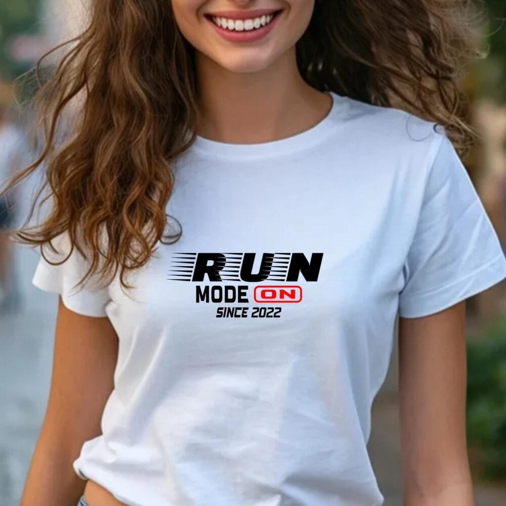 Tricou Run Mode On unisex, purtat de femeie, model alergare personalizat pe tricou alb